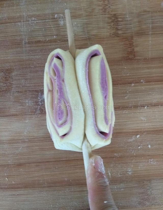 用筷子在中间用力压下