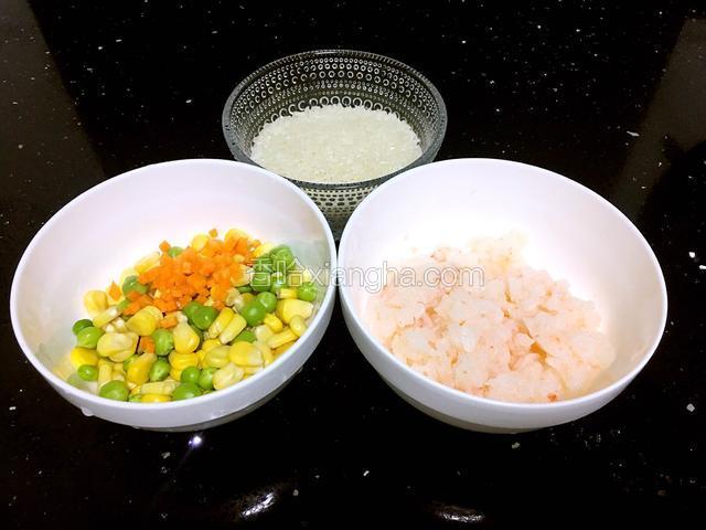 玉米和豌豆炒熟备用。胡萝卜切小丁。