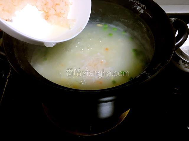 放入磷虾肉煮5分钟，加少许盐调味。