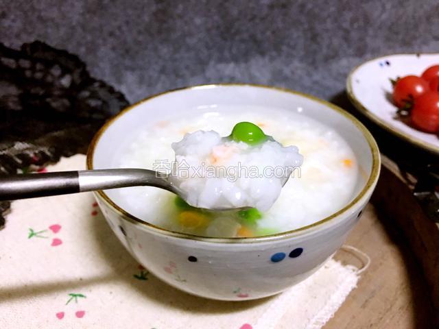 玉米粒、豌豆和胡萝卜都富含多种维生素，跟磷虾肉搭配起来营养更丰富。