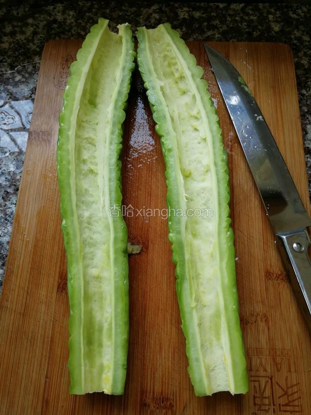 用刀从中间切开，挖去瓜子