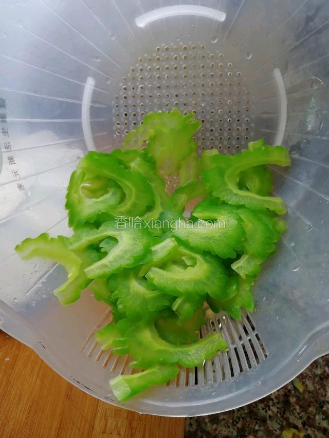把苦瓜捞起过下凉白开，沥干水份