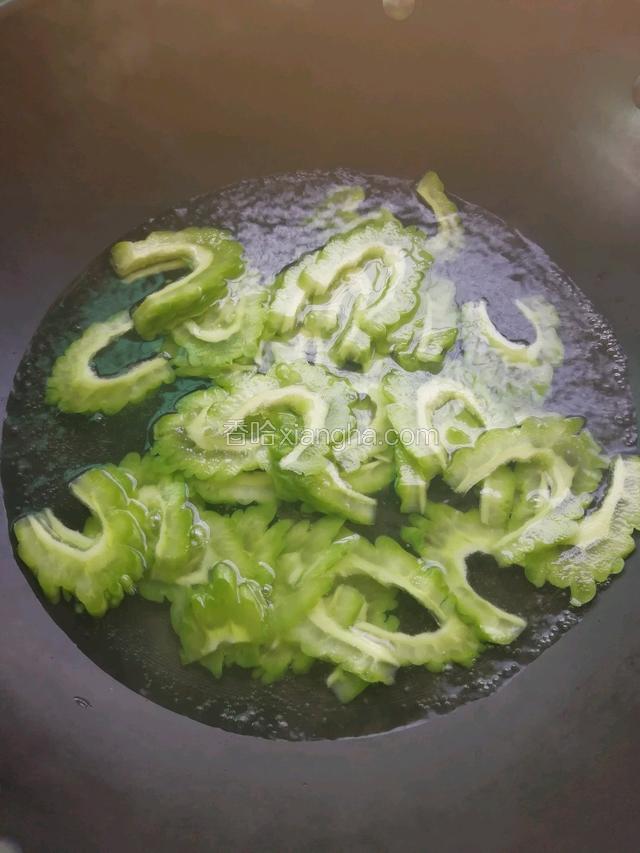 锅中烧水，水开下苦瓜烫一分钟