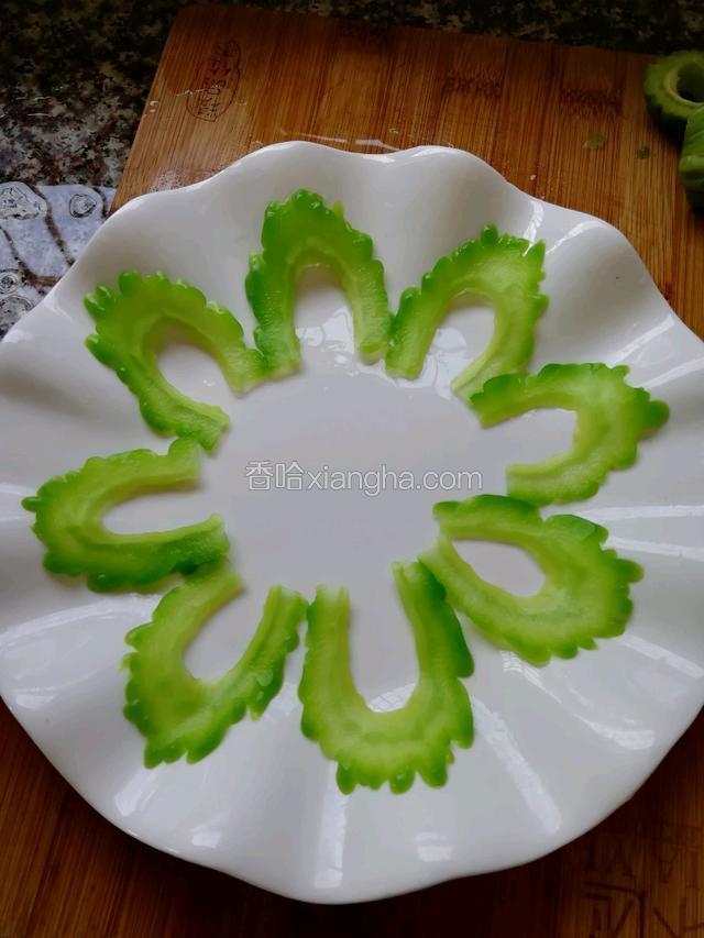 取个适合的碟子，先摆好最外面一圈