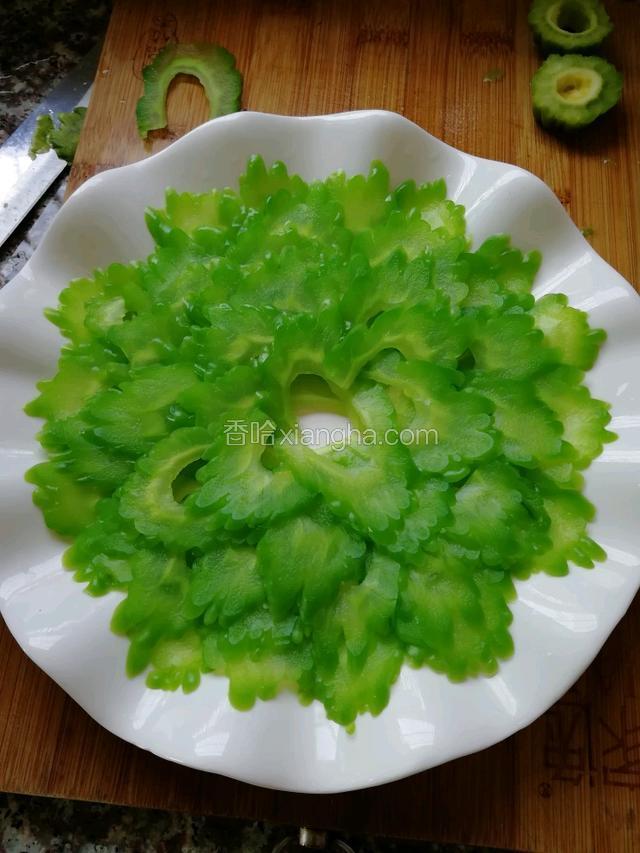 再依次往里摆，把剩余苦瓜摆好