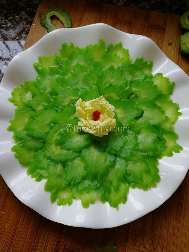 把白菜叶卷成个小花放在中间