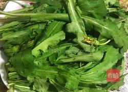 蒲公英炒鸡蛋的做法图解1