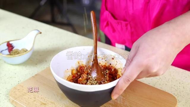 辣白菜加入调料拌均匀