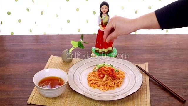 放入辣白菜、黄瓜，撒上芝麻即可