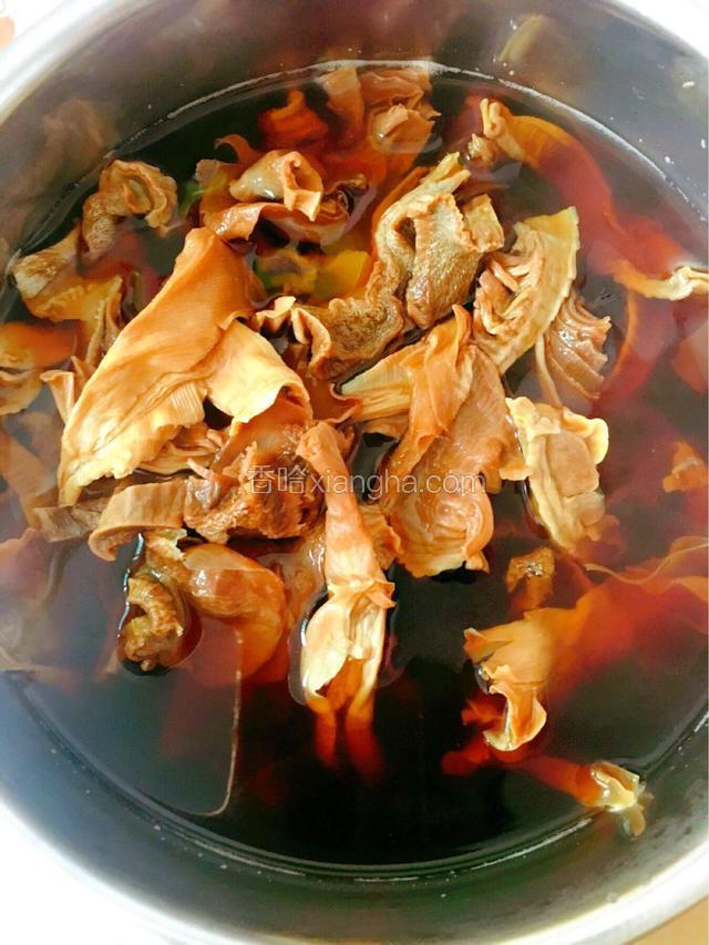 笋干用开水浸泡20分钟