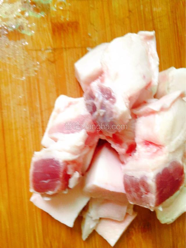 五花肉洗净后切块