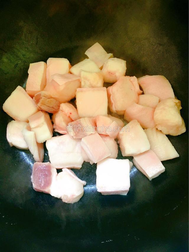 锅中放一点点的油，把切好的五花肉下锅小火慢煎出油