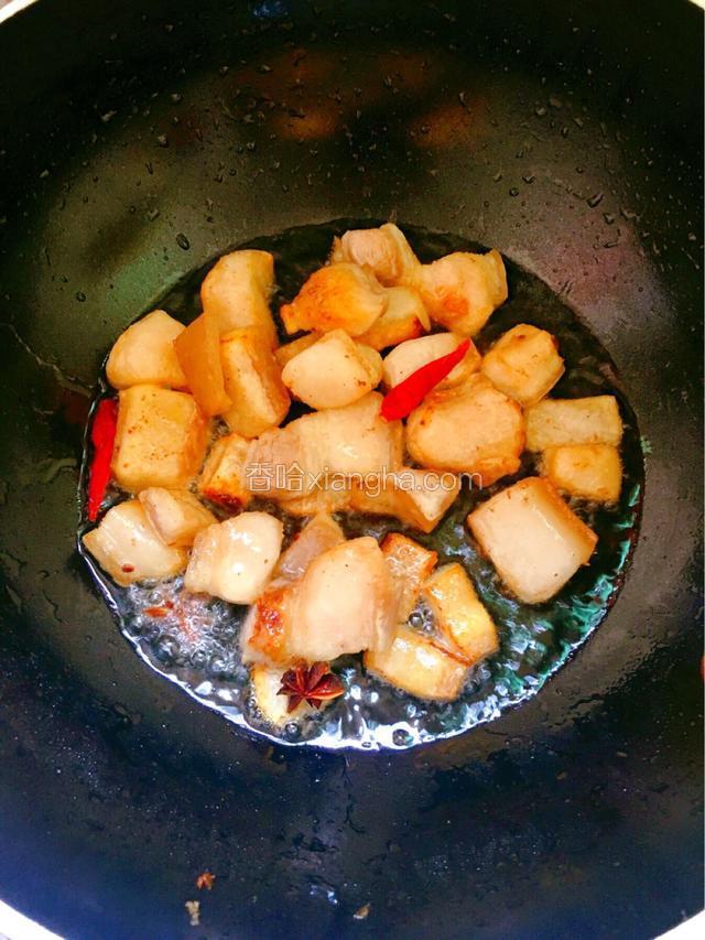 放入干辣椒和八角爆出香味