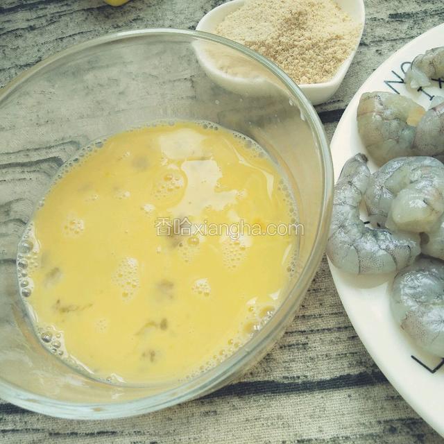 面包糠，鸡蛋，玉米淀粉，分别放入容器中。