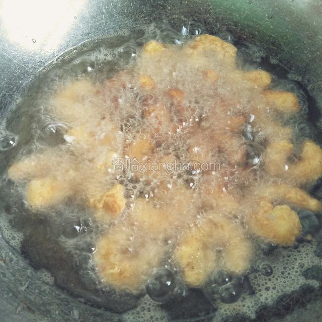 待油温略微高一点的时候开始放虾仁一定要小火，全程小火
