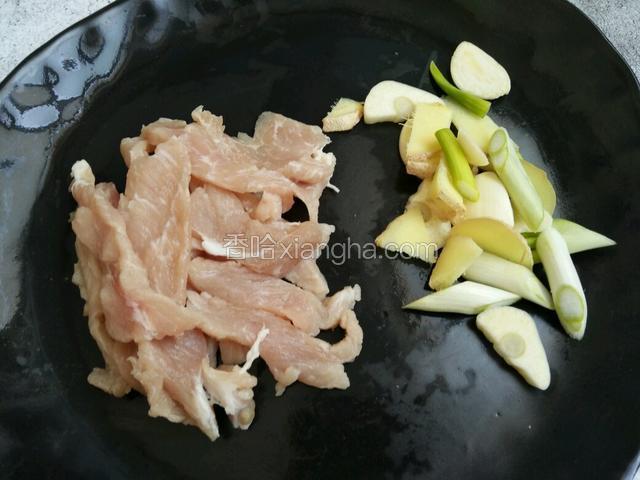 肉切薄片，葱姜蒜切好