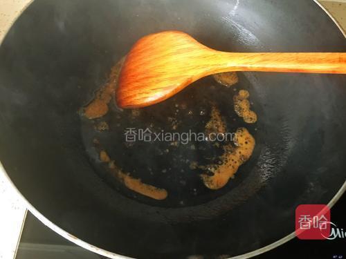 小火炒糖色炒至出现棕色小泡泡