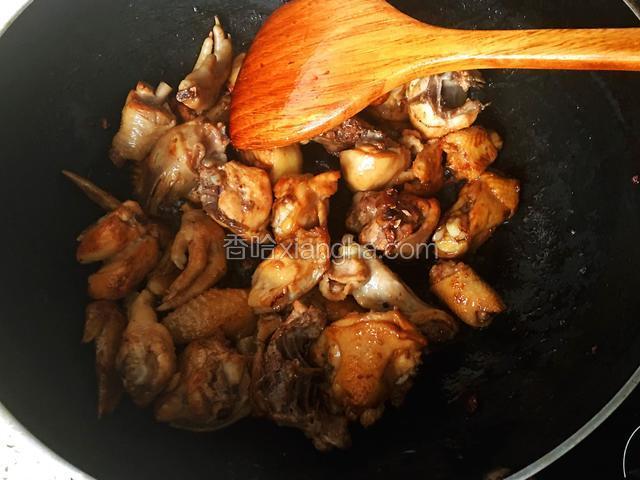 然后放鸡块，不停的翻炒让每块鸡块都均匀粘上糖色