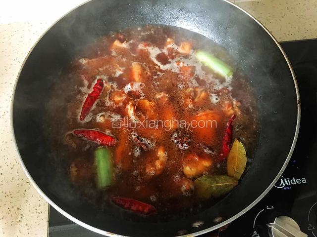 加开水没过鸡块，大火烧开盖上锅盖转小火慢炖