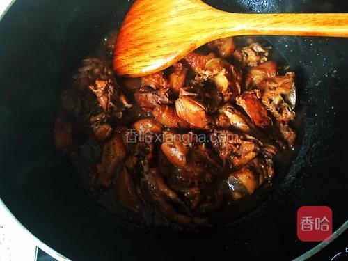 然后放盐和鸡精调味，转大火收汁即可。好了红烧鸡块做好了，尝尝吧鲜香浓郁软软可口美味好美哦。