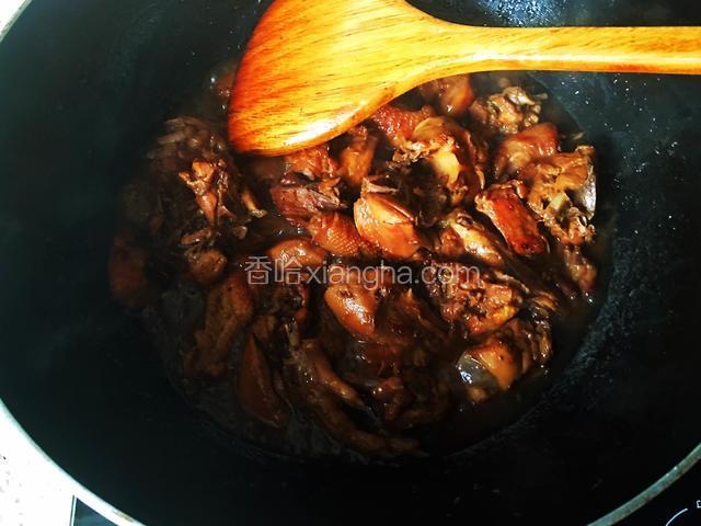 然后放盐和鸡精调味，转大火收汁即可。好了红烧鸡块做好了，尝尝吧鲜香浓郁软软可口美味好美哦。