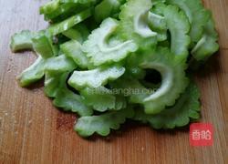 红罗卜清炒苦瓜的做法图解1