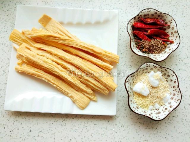 准备泡发好的腐竹和所有材料如图