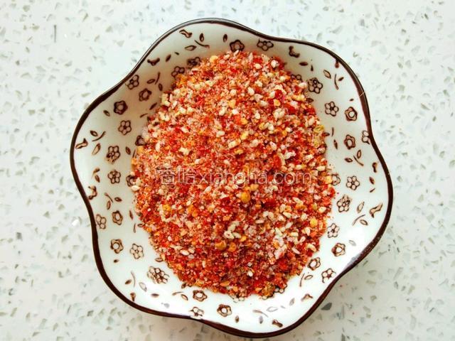 用粉碎机把调料都打碎成末，混合在一起（实在没有就用擀面杖压碎）