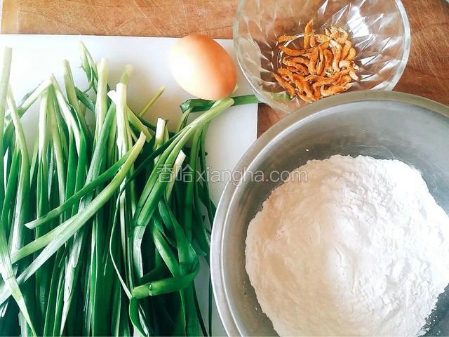 准备食材，韭菜洗净沥干水分，备用