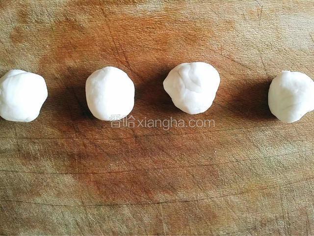 面团分成同等大小的剂子