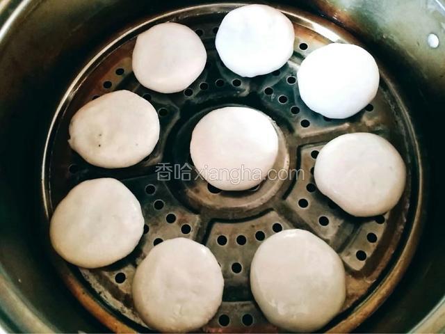 包好所有韭菜粿，放入涂了油的蒸屉，冷水上锅，锅开后7、8分钟即可