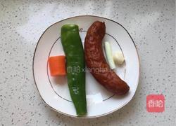 尖椒炒红肠的做法图解1