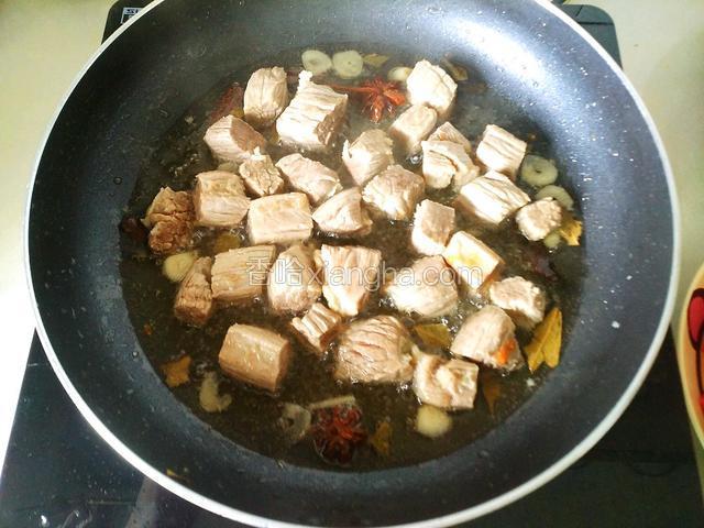 放入焯好的牛肉