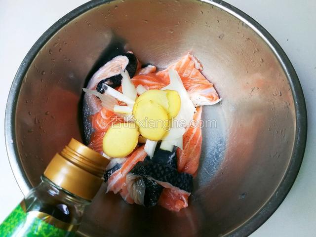 放入蒸鱼豉油