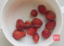 草莓酸奶的做法图解1