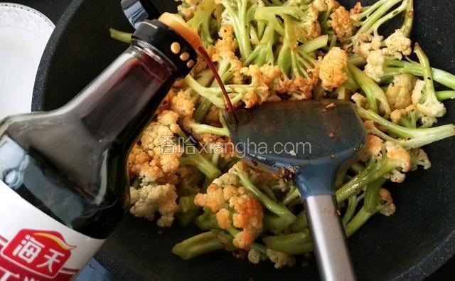 放入菜花煸炒，再倒一点点生抽煸炒。