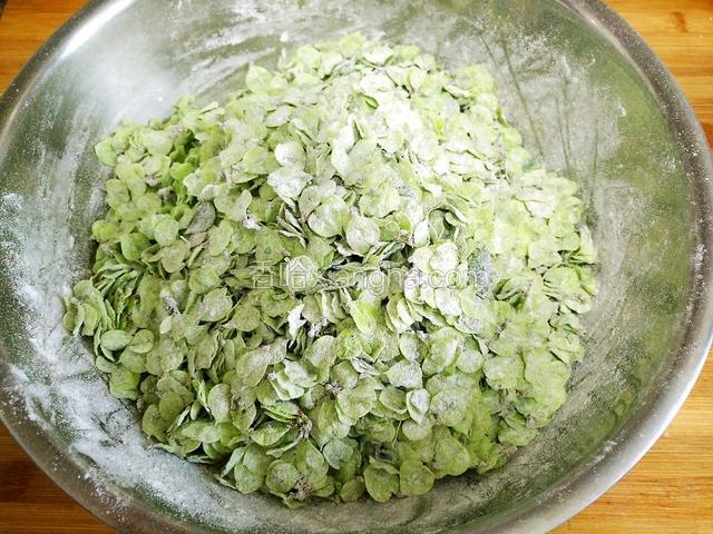 撒上面粉拌匀，让榆钱都粘上面粉，呈干爽状态