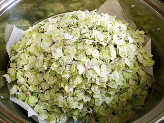 蒸锅内的水烧开后把拌过面的榆钱放进锅内，大火蒸10分钟