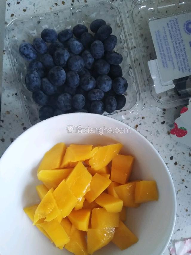 芒果切丁，蓝莓洗净备用