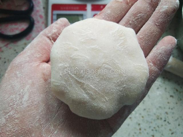 团成圆团子然后抹上少量糯米粉