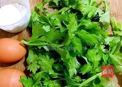 芹菜叶鸡蛋饼的做法图解1