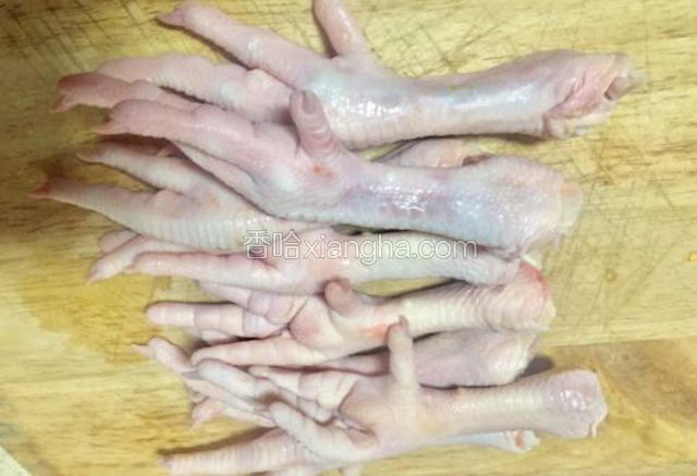 鸡爪去指甲，用清水泡洗