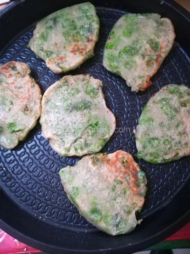电饼铛倒入少许油加热，用勺子挖面糊放入，煎至熟透两面金黄