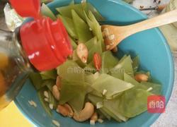 凉拌莴苣坚果的做法图解8