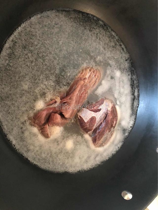 冷水下锅，煮出血末，捞出。
