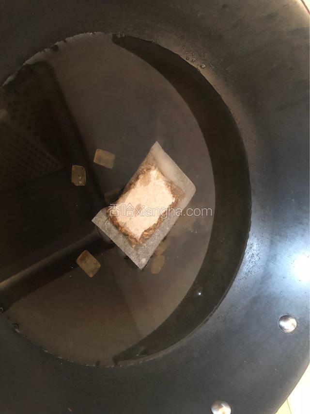 锅内放入适量冰糖，炖肉料，我又加了一点火锅底料。