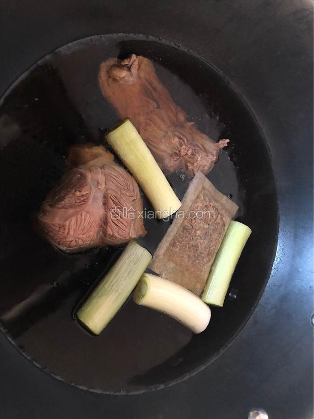 最后葱段放进去，开始煮啦。