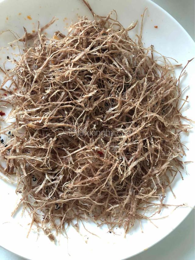 煮熟后，等牛肉凉了，撕成很细很细的丝，这个考验耐心。