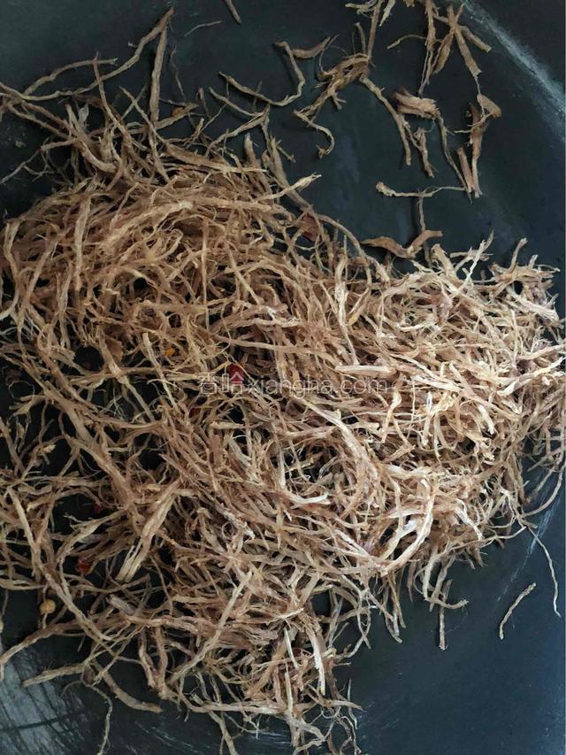 撕好以后放到锅中小火烘干，盛出备用。