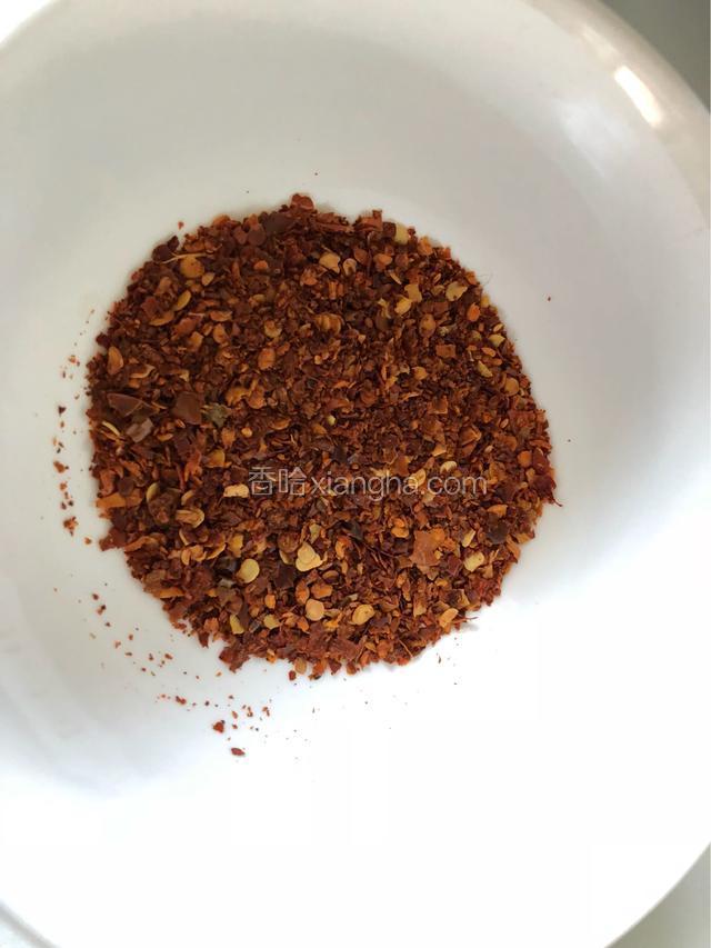 辣椒面放锅中炒出香味。